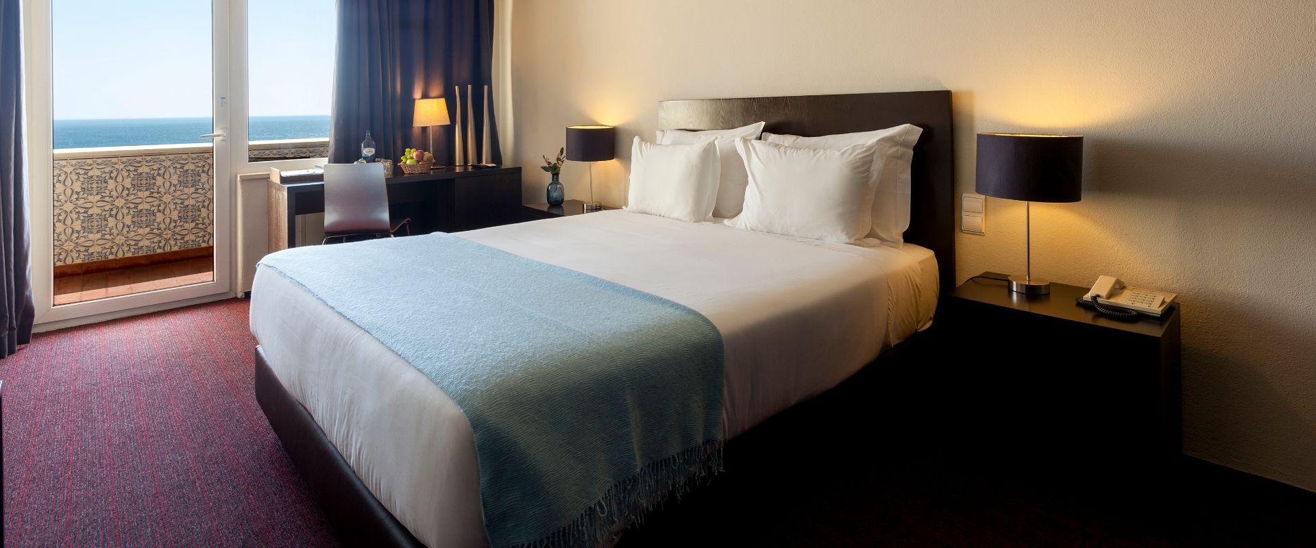 Superior com cama extra e varanda privada  Carcavelos Beach Hotel Lisboa Superior com cama extra e varanda privada  Carcavelos Beach Hotel Lisboa