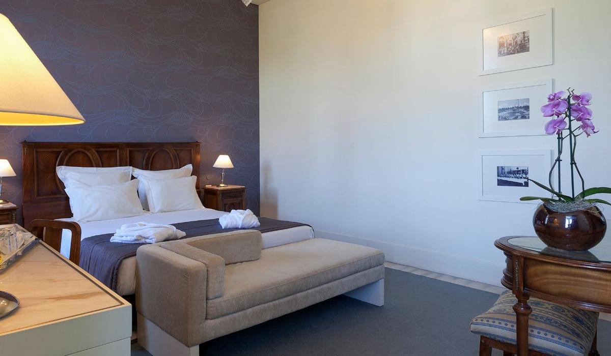 Classic room with an individual bed and interior pateo view  Curia Palace Hotel Coimbra Classic room with an individual bed and interior pateo view  Curia Palace Hotel Coimbra